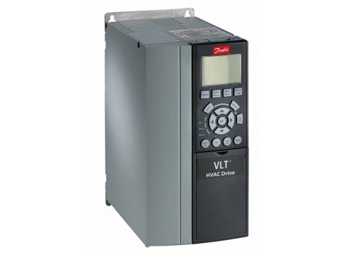 „Danfoss Drives“ pristato „VLT® Refrigeration Drive FC 103“ (134F7591) – revoliuciją kompaktiškų, energiją taupančių aušinimo sistemų srityje.