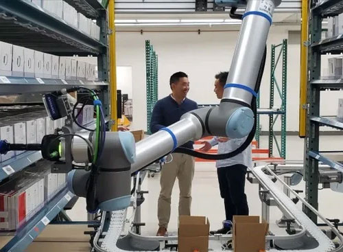 Mičigano operacijų centras plečia robotų ir AMR gamybą