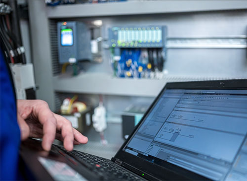 Pramoninio valdymo modernizavimas naudojant programuojamus programuojamus valdiklius (SoftPLC) ir vieningą periferinių sistemų valdymą (Unified Edge Management).