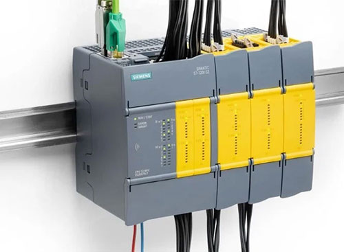 „Siemens“ pristato atnaujintą programuojamą loginį valdiklį „S7-1200 G2“.